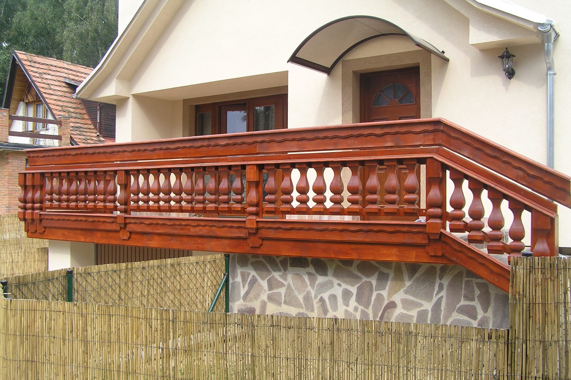 Dřevěný balkon na míru s venkovním zábradlím a detailním provedením
