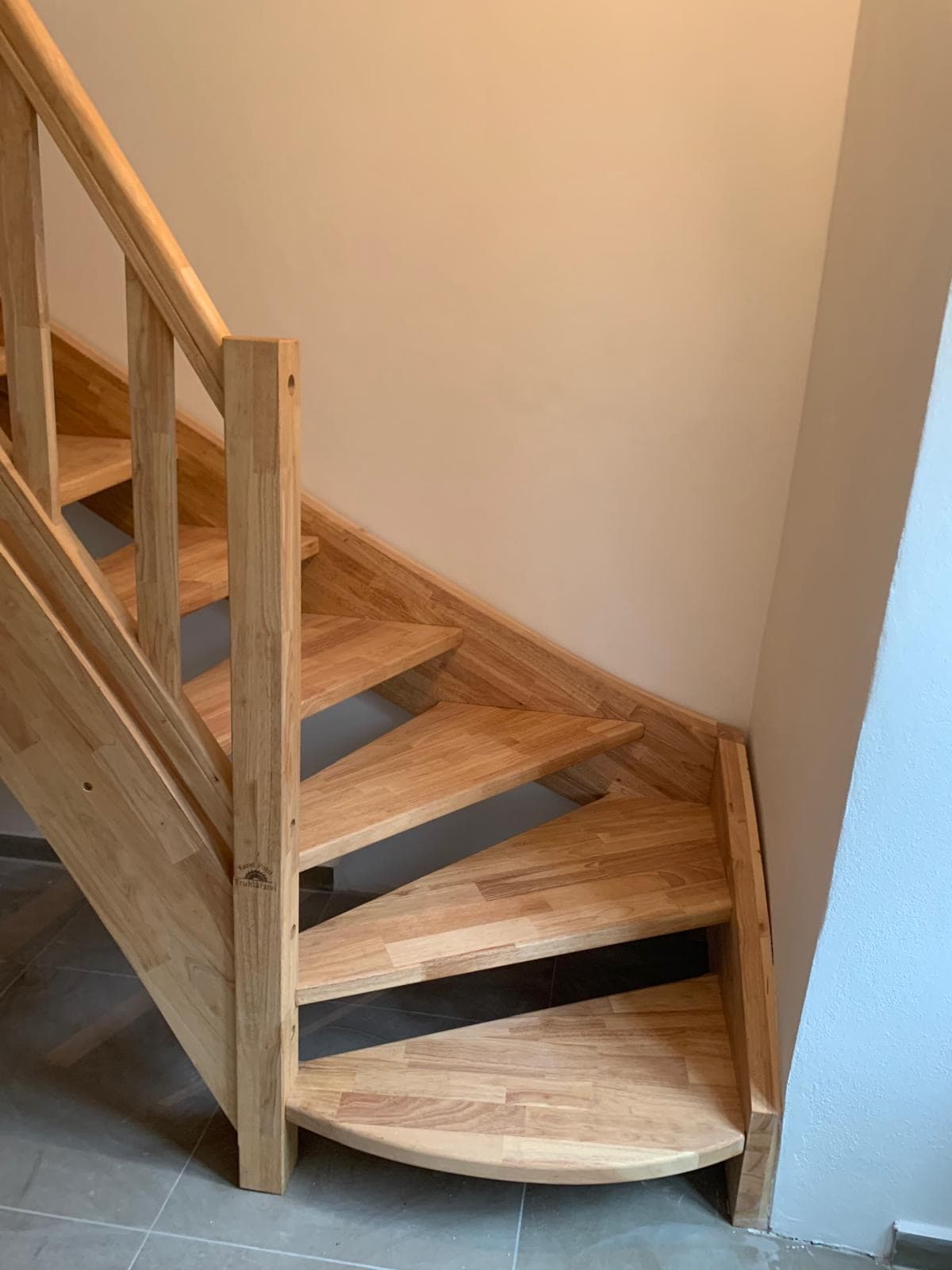 Massive Holztreppe mit sichtbarer Maserung und präziser handwerklicher Verarbeitung
